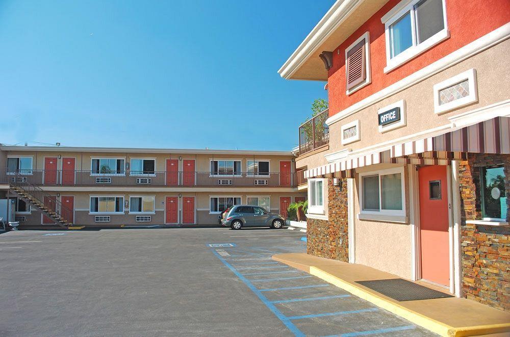 Friendly Hills Inn Уиттиер Экстерьер фото